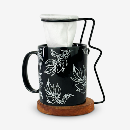 Kit Coador Individual + Caneca Preta Folhagens Café